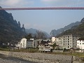 Aizhai suspension bridge boven het dorp