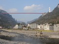 Aizhai suspension bridge, hoog boven het dorp