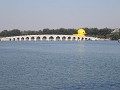 Summer palace, de reusachtige gele eend aan de bru