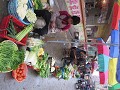 Zhapo town, straatmarktje in de regen