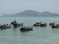 Zhapo, visserssloepjes in de baai