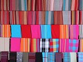 Honkeng Hakka dorp, kleurrijke sjaaltjes