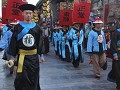 dagelijkse parade in de straten van de oude stad