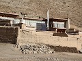 Xiahe, Tibetaans huis in bergdoropje