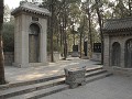 Luoyang, Longmen cave, aan de grafheuvel