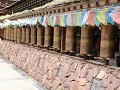 gebedsmolens aan de Tibetaanse tempel te Shuhe