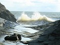 einde van een rotskloof langs de kust