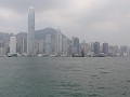 zicht vanuit Kowloon aan de waterkant op Hong Kong