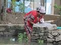 wassen aan de rand van het kanaaltje in Kainakary