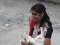 op de foto met wit konijn in Vashisht