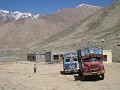 vrachtwagens op weg naar Khardungla pass 5.602 m