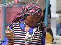 Choglamsar festival, vrouw met gebedsmolentje