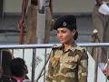vrouwelijke militair bewaakt de grens met Pakistan