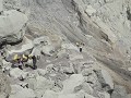 tijdens de afdaling 200 m diep in de krater
