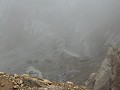 Mt. Meakan vulkaan, kratermeertjes in de mist van 