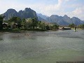 zicht op de Nam Song rivier en omgeving vanuit het