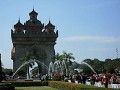 Patuxai park met de Laotiaanse 'Arc de Triomphe'