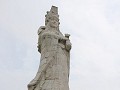 20 meter hoge jaden beeld van godin A-Ma op heuvel