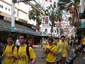 gele protestmars passeert aan ons hotel in china t