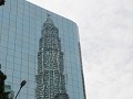 Petronas Twin Towers weerspiegeld in ander glazen 