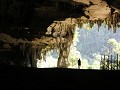 Marc in de indrukwekkende Niah grotten