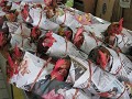 Chinees verkoopt levende kippen verpakt in kranten