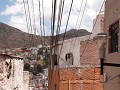 Guanajuato, steile afdaling door de smalle straatj
