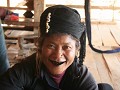 vrouw met zwarte tanden door het kauwen op betelno