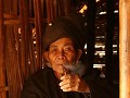 bamboe pijp rokende vrouw in Wan Sai met Akhu bevo