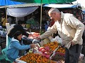 Marc koopt fruit op de markt in Kentung