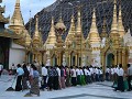 Shwedagon Pagoda, plots komen ganse rijen vrouwen 
