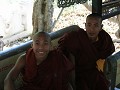 Sagaing hill : op de trap naar boven, 2 monniken v