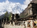 dag 6, gebedsmuur met stenen en Annapurna II, tuss