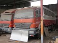 Cusco, oude locale bussen in de garage