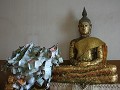 Wihaan Mongkhon Baphit tempel, geld wordt geofferd