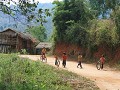 spelende kinderen van Phana Sawan village, Akha be