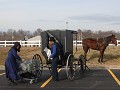 Amish koppel doen boodschappen bij Walmart in Glas