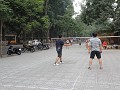 badmintonnen op het voetpad in de stad