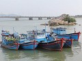 vissersbootjesaan de riviermonding