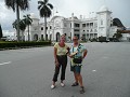 Met Marianne voor ons 'vieze' hotel in Ipoh: (zou 