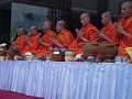monniken bidden voor het hotel