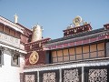 Tempel Barkhor in Lhasa.  Pelgrims werpen zich al 