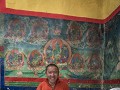 In het klooster Rongbuk biedt een vriendelijke mon