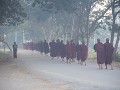's Morgens trekken de monniken het dorp rond met h