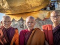 Monniken aan de Golden Rock, Kyaik Hti Yo.