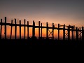 Brug van U Bein.  Een voetgangersbrug uit teakhout