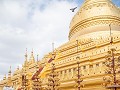 De enorme met bladgoud bedekte Schwezigonpagode we