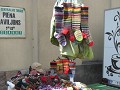Gekleurde sokken, mutsen en sjaals op de markt in 