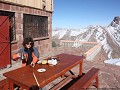 Een theetje met omelet op 3250 meter.