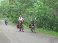 Onderweg met de fiets. (Sri Lanka 2147 0595 A800)